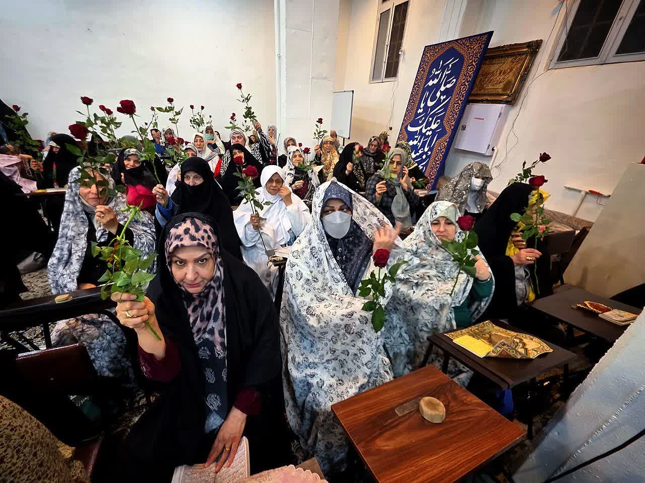 اهدای گل به بانوان و مادران محترم مسجد فاطمیون 